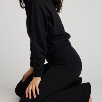 Club Pullover in Black